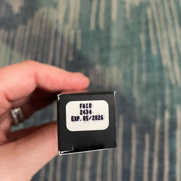 BNIB Luminous Eye Corrector® SPF 41 - Fair - Picture 4 of 4